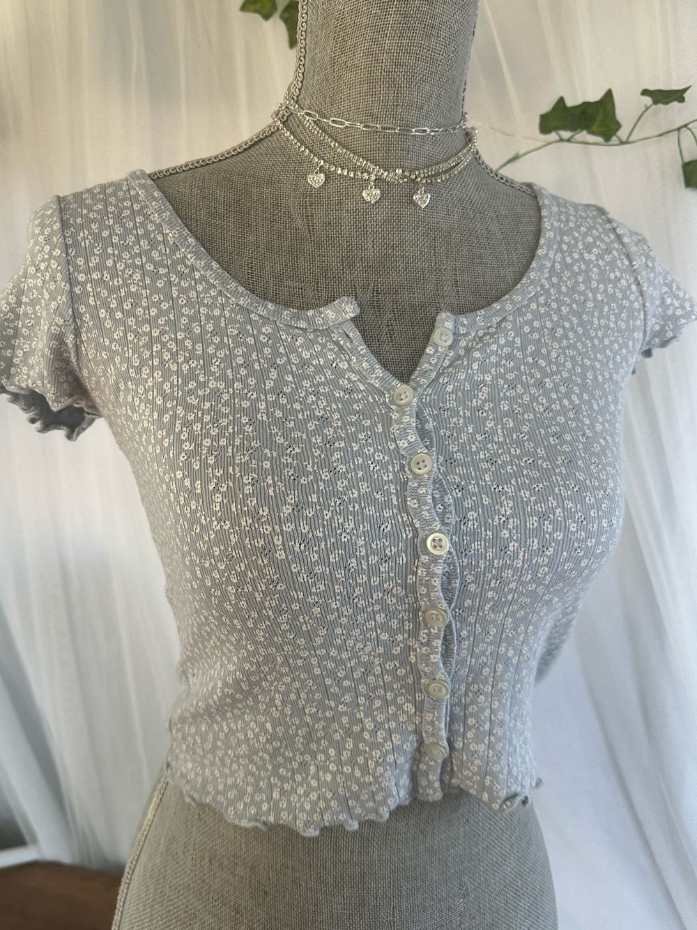 Brandy Melville Light Gray Floral Button-Front Ribbed Crop Top